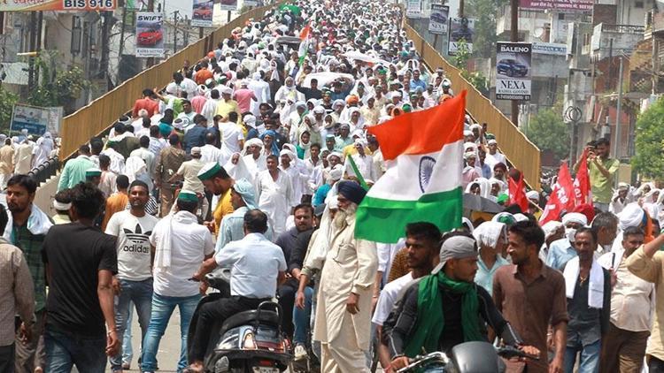 Hindistanda binlerce kişi sokağa döküldü