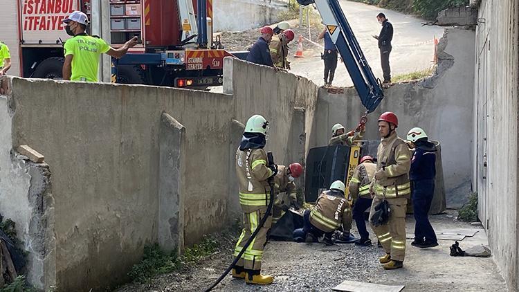 Ataşehirde devrilen iş makinesinin altında kalan sürücü hayatını kaybetti