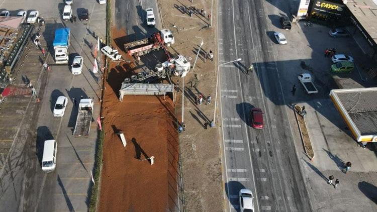 Yem yüklü TIR devrildi Balıkesir yönü ulaşıma kapandı