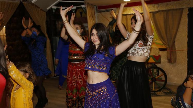 Türk dansçılardan Pakistan dansları