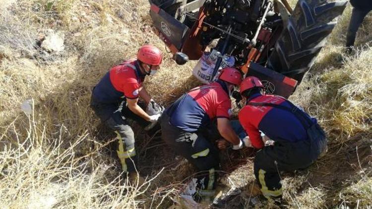 Devrilen traktörün altında yaşamını yitirdi