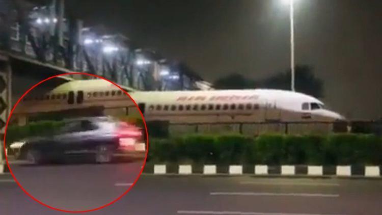 Gören bir daha baktı Hindistanda yolcu uçağı köprüye sıkıştı
