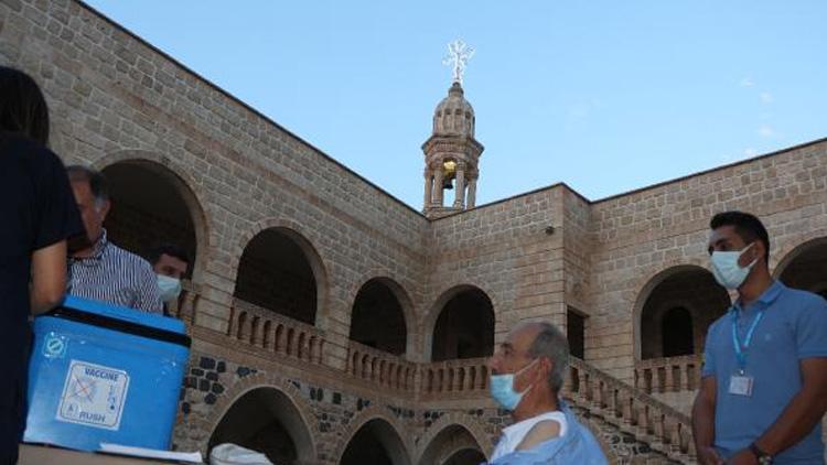 Şırnak’ta cami ve kilise önlerine aşılama noktaları kuruldu