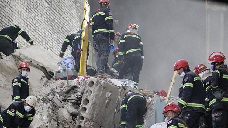 Gürcistanda çöken 7 katlı binanın enkazında 5 kişinin cansız bedenine ulaşıldı