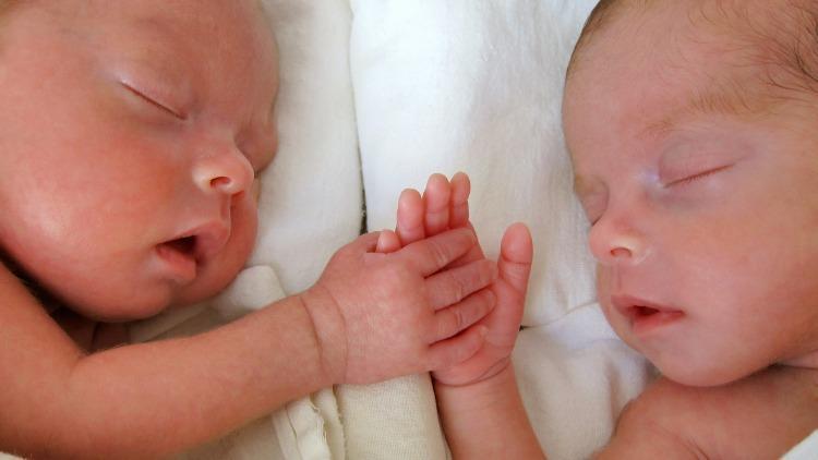 İkiz çocuk nasıl yapılır, neye bağlı İşte ikiz bebek ihtimalini artıran faktörler