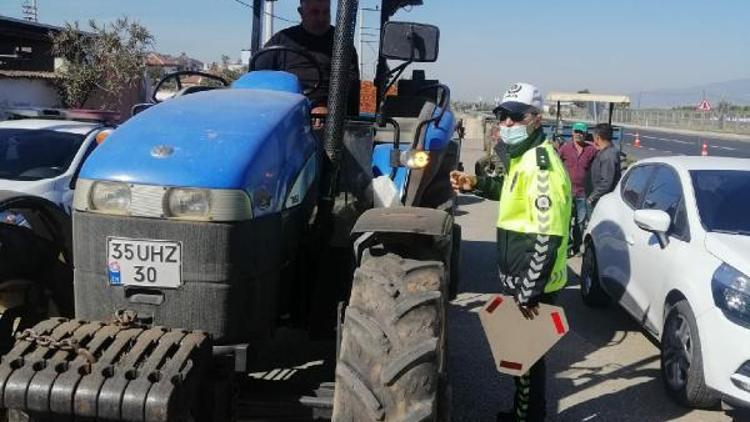 Salihlide traktör sürücülerine reflektör dağıtıldı