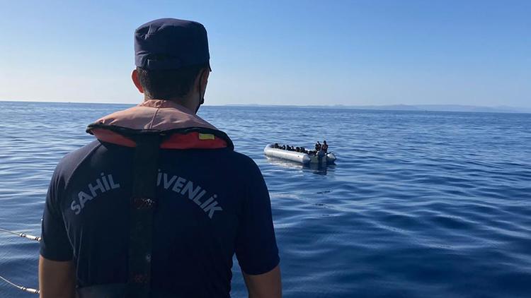 Muğla açıklarında lastik bottaki 25 düzensiz göçmen kurtarıldı