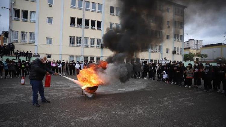Kartal Belediyesi’nden öğrencilere yangın söndürme eğitimi ve tatbikatı