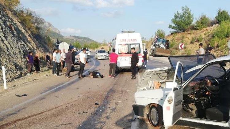 Adanada otomobil iki motosiklete çarptı: 3 yaralı