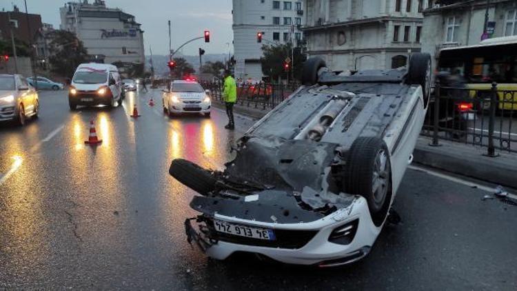 Beyoğlunda otomobil takla attı, trafik yoğunluğu oluştu