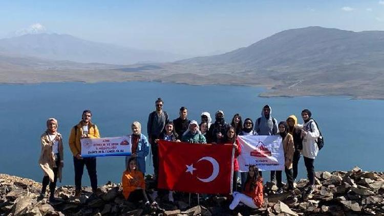 Öğrenciler, Türkiyenin en yüksek rakımlı gölüne tırmandı