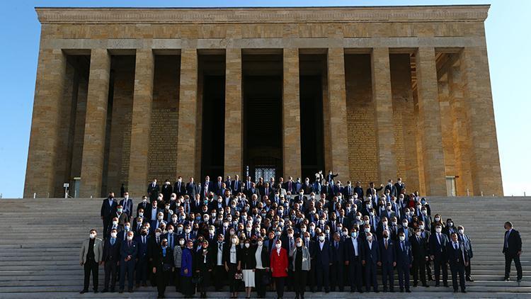 İçişleri Bakanı Soylu ve beraberindeki heyet, Muhtarlar Günü nedeniyle Anıtkabiri ziyaret etti