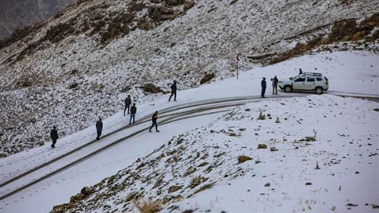 Vanda kar ve sis etkili oldu, araçlar yolda mahsur kaldı