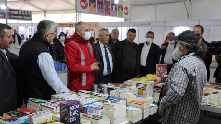 Gemlik Belediye Başkanı Sertaslan Kitap Fuarı’nı ziyaret etti