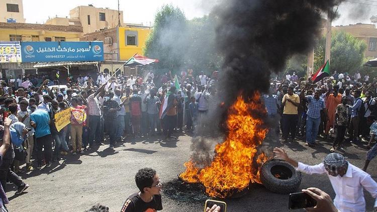 Sudan yangın yeri.... Hepsi sokağa döküldü