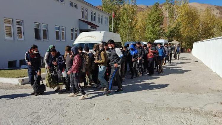 Bitlis’te bir minibüste 48 kaçak göçmen yakalandı