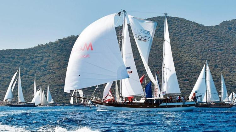 Akdeniz’in en büyük deniz festivalinde yelkenler yangın bölgesi için açıldı