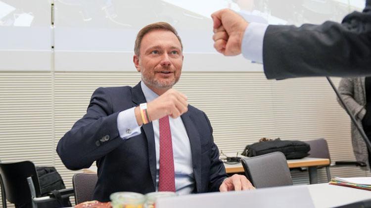 FDP’li Lindner nişanlandı