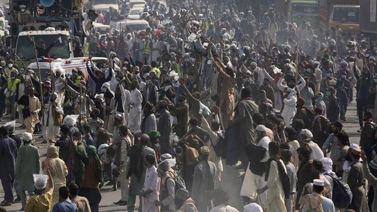 Pakistandaki protestolar şiddetleniyor: Ölen polis sayısı 5e yükseldi