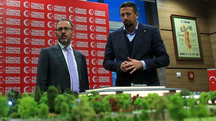 Hidayet Türkoğlu ile Bakan Mehmet Muharrem Kasapoğlu, Basketbol Gelişim Merkezi için toplantı yaptı