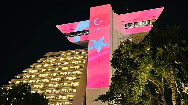 Katarın başkenti Dohanın simge yapılarından Sheraton Oteline Türk bayrağı yansıtıldı