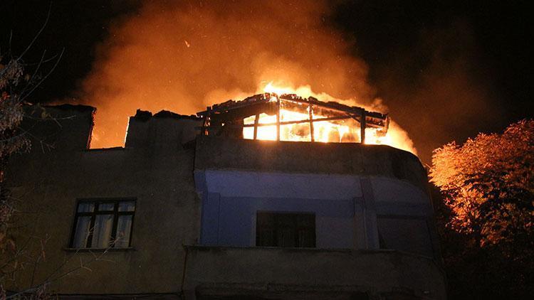 Beyoğlunda çatı katında korkutan yangın