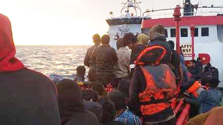 Ege’de 400 rehin: Yunanistan, Afgan sığınmacıları denizde bekletiyor