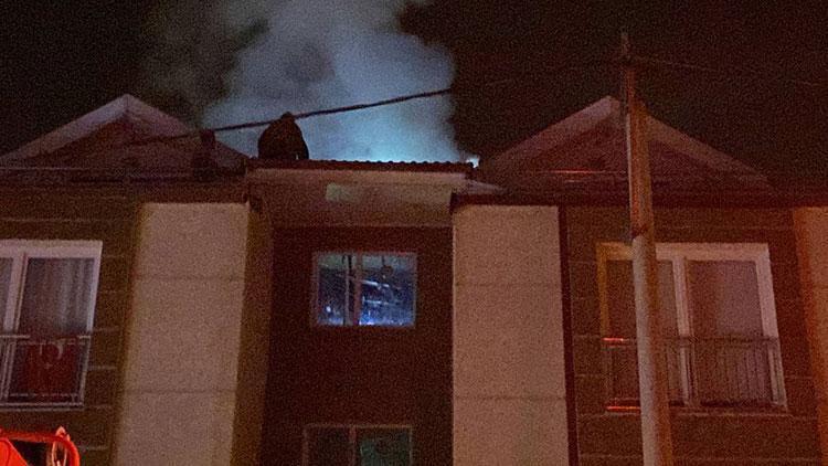 Bursa’da 3 katlı binanın çatı katında yangın