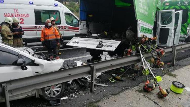 Son dakika... TEMde İBB işçilerinin bulunduğu kamyonete otomobil çarptı: 8 yaralı