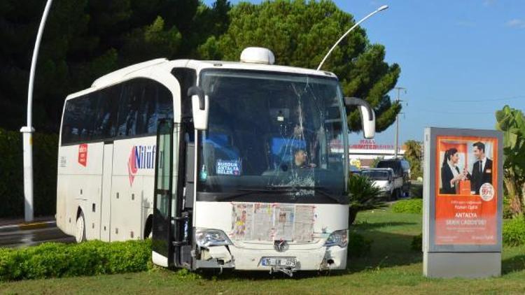 Antalyada yolcu otobüsü refüje çıktı