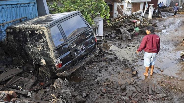 Endonezya’da meydana gelen selde 5 kişi öldü, 4 kişi kayboldu