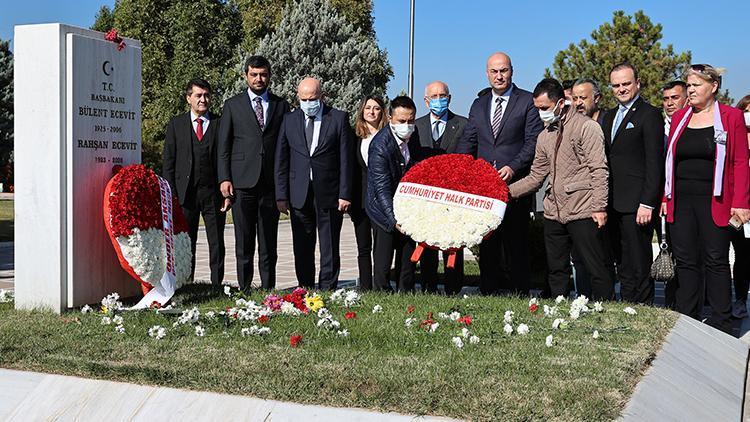 Eski başbakanlardan Bülent Ecevit, kabri başında anıldı