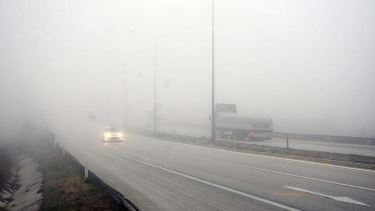 Yoğun sis kara ve hava trafiğini etkiledi