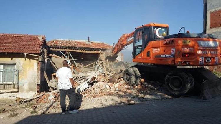 Erdekte,metruk binalar yıkılıyor