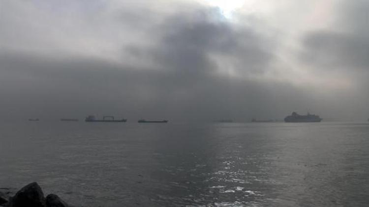 İstanbul Boğazındaki sis nedeniyle onlarca gemi bekliyor