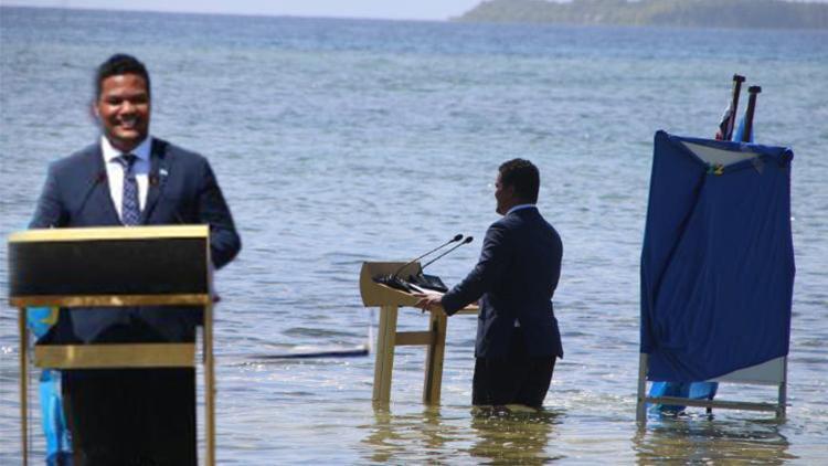 Paçalarını kıvırıp suya girdi... Dünyanın gözü önünde sıra dışı konuşma