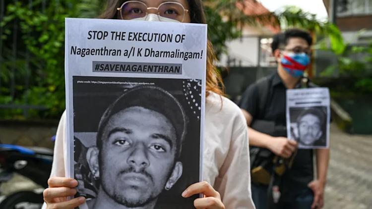 Singapur tartışma yaratan infazı durdurdu