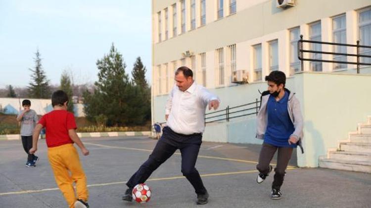 Vali Kaldırım çocuklarla futbol oynadı