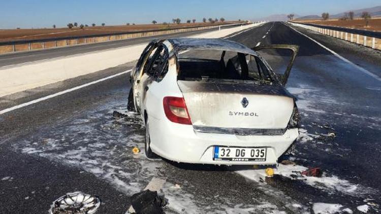 Bariyere çarpan otomobil alev aldı