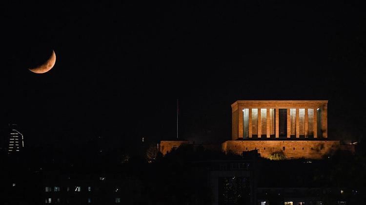 Hilal, Atatürke selam durdu