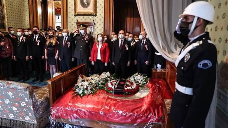 Atatürk, hayata gözlerini yumduğu Dolmabahçe Sarayındaki odasında törenle anıldı