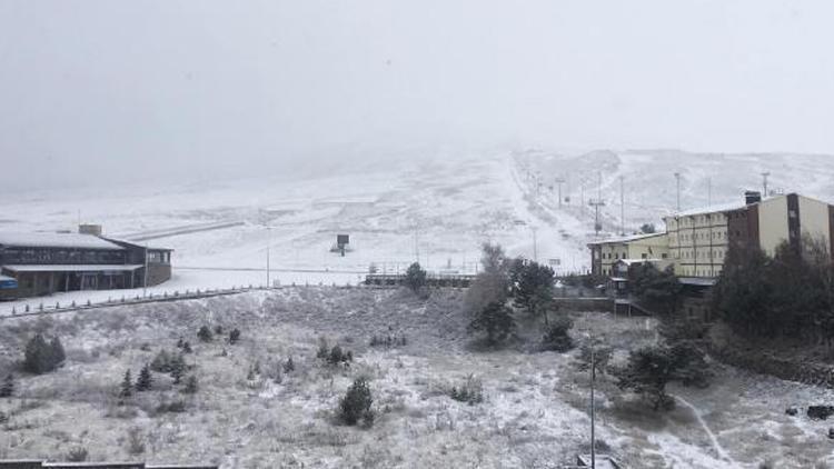 Erciyes Kayak Merkezi’ne kar yağdı