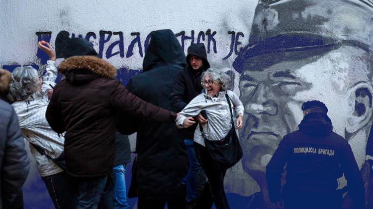 Halk yumurta attı, polis gözaltına aldı: Bosna Kasabı Mladicin duvar resmine koruma kalkanı
