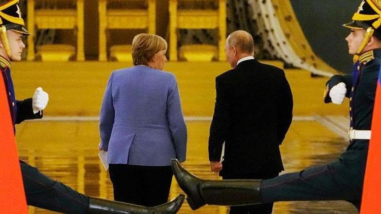 Merkel ile Putin, Belarus-Polonya sınırındaki göçmen krizini görüştü