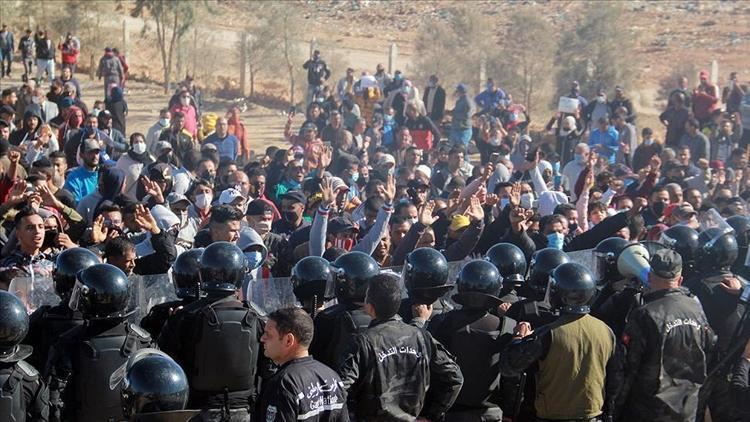 İnsanlar sokaklara döküldü... Tunusta  çöp protestosu