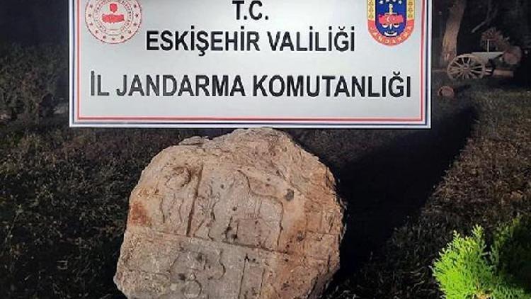 Roma dönemine ait mezar taşını satmak isterken yakalandı