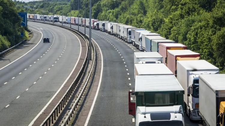 İspanyada kamyon şoförleri grev kararı aldı