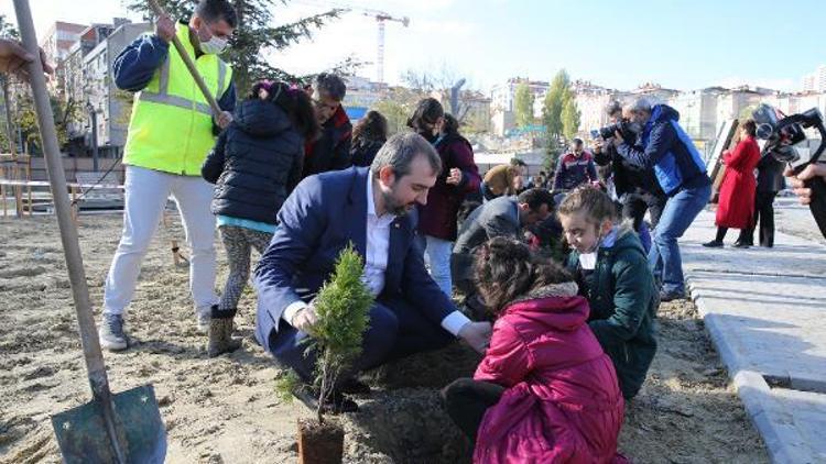 Güngören Belediye Başkanı Demir, millet bahçesinde öğrencilerle fidan dikti