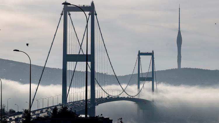 Son dakika: Meteorolojiden son hava durumu raporu İstanbulda yoğun sis... Köprü kayboldu
