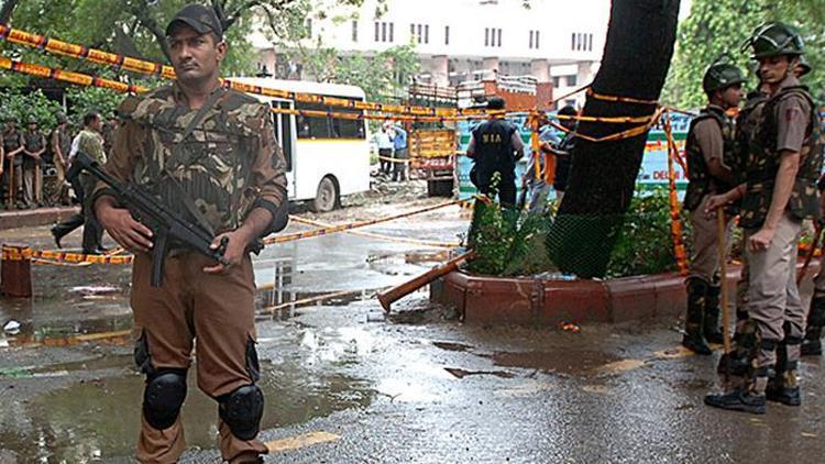 Hindistan’da askeri konvoya saldırı: 2si sivil 7 kişi öldü
